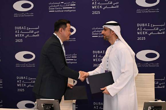 채명수 노타 대표(왼쪽)와 모하메드 알 무다레브 두바이 도로교통국(RTA) CEO가 두바이 AI Week 2025 행사에서 업무협약을 체결한 뒤 기념 촬영하고 있다. [사진=노타]