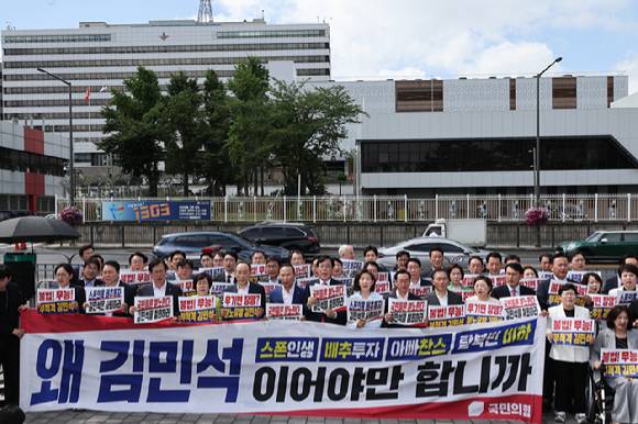 국민의힘 송언석 당대표 권한대행 겸 원내대표 등 의원들이 1일 서울 용산 대통령실 앞에서 열린 현장 의원총회에서 김민석 국무총리 후보자 지명 철회를 요구하는 구호를 외치고 있다. [사진=연합뉴스]