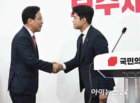 김용태(오른쪽) 국민의힘 비상대책위원장이 30일 국회에서 퇴임 기자회견을 하던 중 들어온 송언석 원내대표와 인사하고 있다. [사진=곽영래 기자]