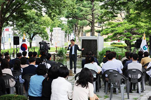 김영환 지사가 1일 도청 연못정원 느티나무 아래에서 열린 직원조회에서 지난 3년의 소회와 남은 임기 1년의 각오를 전하고 있다. [사진=충북도]