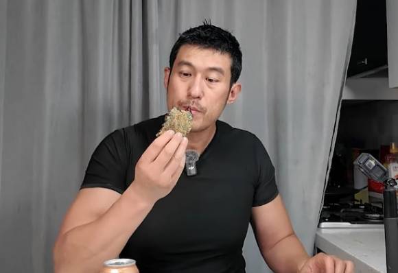 유튜버 '이충근'이 러브버그로 버거를 만들어 먹어 화제다. [사진=유튜브 '이충근' 캡쳐]