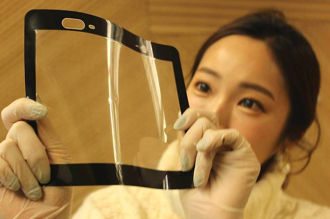 SK이노베이션이 개발한 플렉서블 커버 윈도우(FCW) / 출처=SK이노베이션