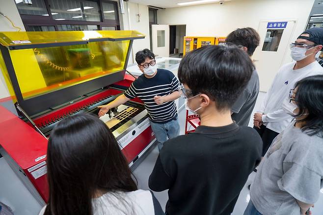 최태호 매니저가 참석자를 대상으로 장비 안전교육을 실시 중이다 / 출처=IT동아