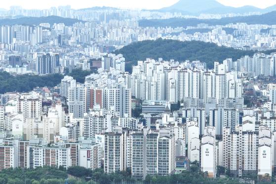 서울을 중심으로 집값이 과열 양상을 보이자 정부가 급한대로 초강력 대출 규제를 꺼냈다. 조만간 시장을 진정시키기 위한 중장기 대책으로 주택공급 확대책을 마련할 것으로 예상된다. 사진은 서울시내 아파트 모습. 연합뉴스