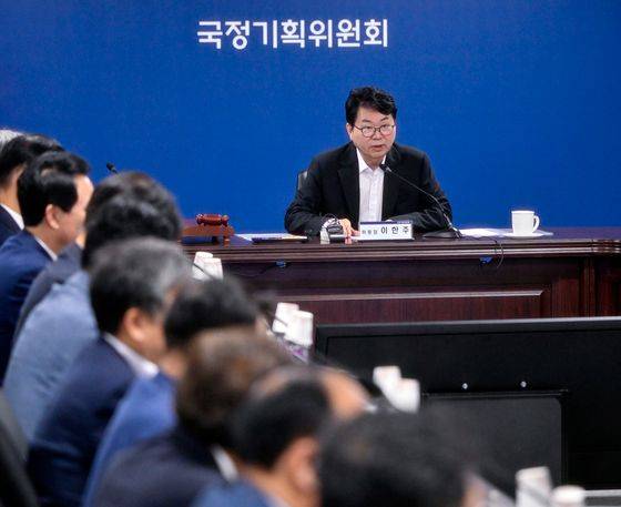 이한주 국정기획위원장이 30일 열린 제3차 전체회의에서 모두발언을 하고 있다. [뉴스1]