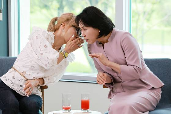 김혜경 여사가 30일 서울 용산 대통령실 파인그라스에서 열린 문화예술계 수상자 간담회에서 조수미 성악가와 대화하고 있다. 연합뉴스