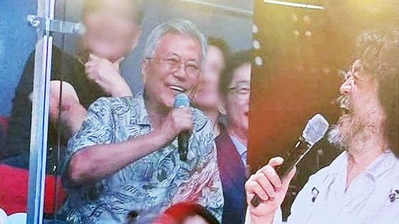 지난달 29일 인천 영종도 인스파이어 아레나에서 열린 '더파워풀' 토크콘서트에 참석한 문재인 전 대통령이 진보 성향 방송인 김어준씨와 대화를 나누고 있다. 사진 엑스 캡처