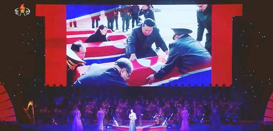 북한 관영매체 조선중앙TV는 30일 김정은 북한 국무위원장이 방북한 올가 류비모바 러시아 문화상(장관)을 접견하고 함께 예술 공연을 관람했다고 보도했다. 북한은 기념 공연 중 김정은이 러시아에 파병된 후 전사한 것으로 보이는 이들의 시신을 인수하는 장면도 내보냈다. 사진 조선중앙TV 캡처