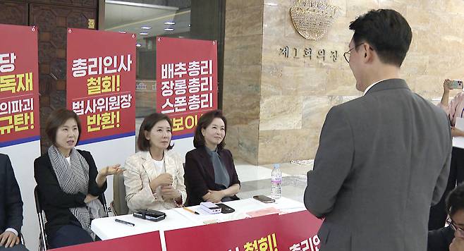 김민석 국무총리 후보자가 지난달 30일 서울 여의도 국회 로텐더홀에서 총리 지명 철회 등을 촉구하며 나흘째 국회 본청에서 농성 중인 국민의힘 나경원 의원을 만나 대화하고 있다. 연합뉴스TV