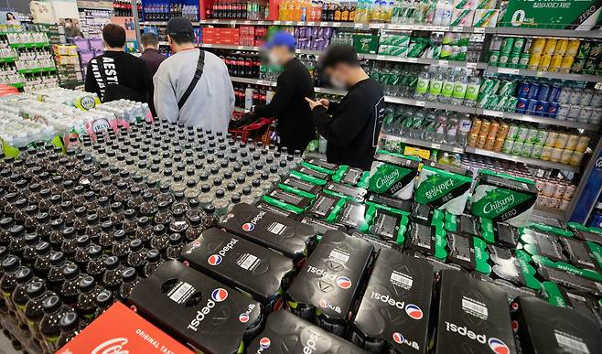 서울 시내의 한 대형마트에 콜라, 사이다 등 탄산음료가 진열돼 있다. 뉴스1