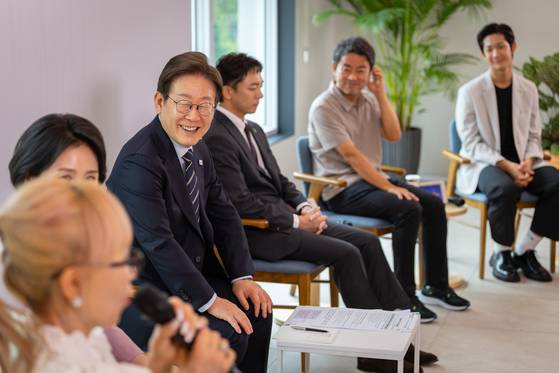 이재명 대통령이 30일 서울 용산 대통령실 파인그라스에서 열린 문화예술계 수상자 간담회에서 프랑스 문화예술훈장 최고등급 코망되르 훈장을 받은 조수미 소프라노의 발언을 들으며 미소를 짓고 있다. 대통령실 제공.