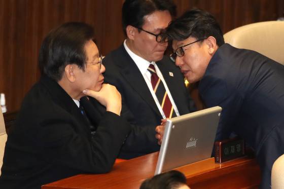 지난해 12월 11일 이재명 당시 더불어민주당 대표와 진성준 정책위의장이 서울 여의도 국회에서 열린 제419회국회(임시회) 제1차 본회의 윤석열 대통령 위헌적 비상계엄 선포 내란행위 관련 긴급현안질문에서 대화하고 있다. 뉴스1