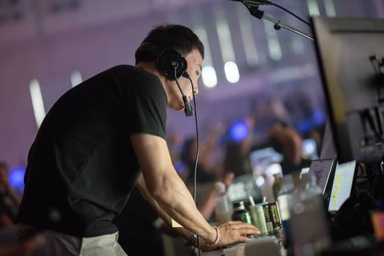 김은성 대표는 페스티벌 현장을 8개 각도의 카메라로 비춘 화면을 모니터링하며 신호를 줬다. 사진 비이피씨탄젠트