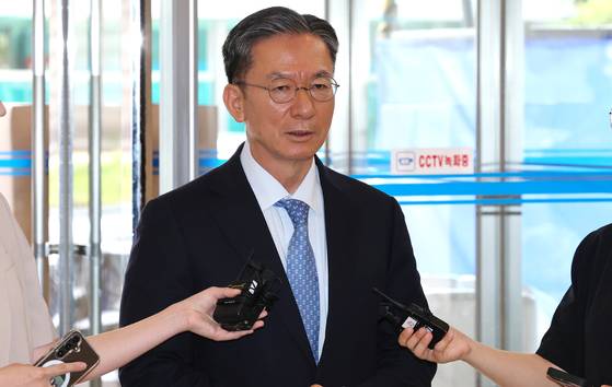 당내 온건파로 분류되는 정성호 법무부 장관 후보자는 검찰개혁 추진 과정의 의견 수렴과 소통, 국회에서의 여야 합의 등을 강조했다. 뉴스1