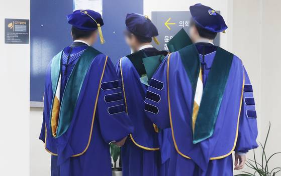 지난 2월 서울 한 의과대학에서 학위수여식에 참석한 학생들이 가운을 입고 이동하고 있다. 연합뉴스
