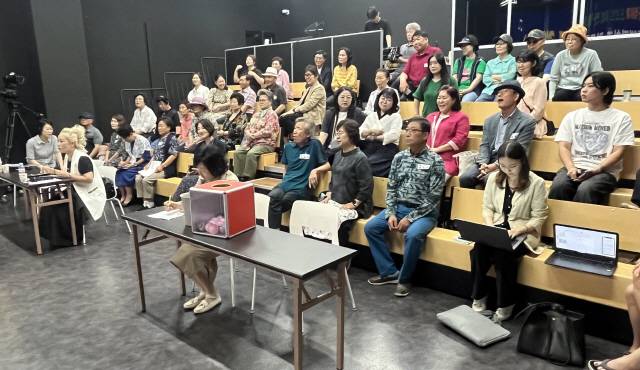 ▲ ‘강원도 경로당 실버트롯 경연대회’에 참가하는 강원의 실버가수들이 30일 춘천 소담스퀘어에서 관록과 청춘이 빛나는 무대를 준비하기 위해 모였다.