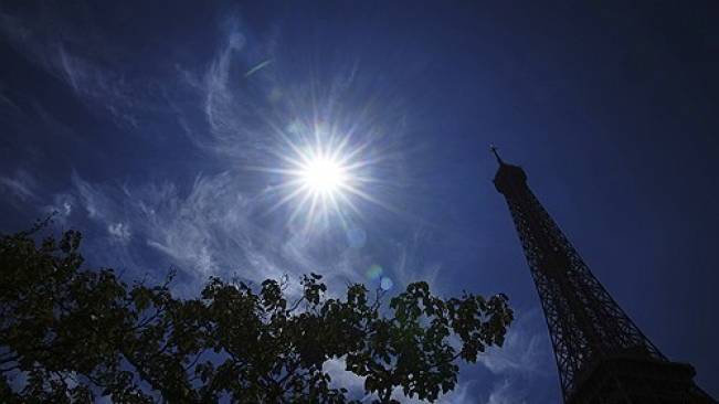 ▲ 뜨거운 태양 아래의&nbsp;에펠탑 [연합뉴스]&nbsp;