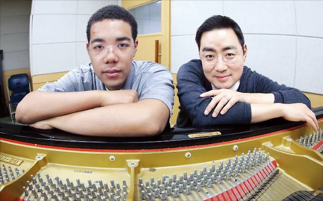 오는 3일 공연을 앞두고 연세대 음대에서 연습 중이던 작곡가 이하느리(왼쪽)와 지휘자 최수열이 아르떼와 인터뷰하고 있다. 최혁 기자