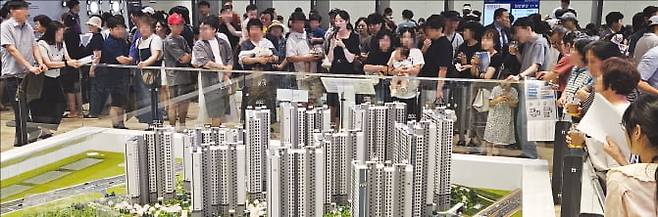 충북 청주 ‘신분평 더웨이시티 제일풍경채’ 견본주택에 사흘간 2만 여명의 관람객이 몰렸다.  HMG그룹 제공