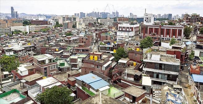 < 이주 앞둔 한남2·3구역 > 정비사업 이주비 대출이 최대 6억원으로 제한돼 서울 재건축·재개발 조합이 자금 조달 계획에 대거 차질을 빚을 전망이다. 이주를 앞둔 용산구 한남2·3구역 전경.   임형택 기자