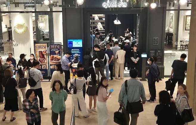 전국 최대 매장인 애슐리퀸즈 구의 이스트폴점에 손님들이 입장하고 있다. 이랜드이츠 제공.