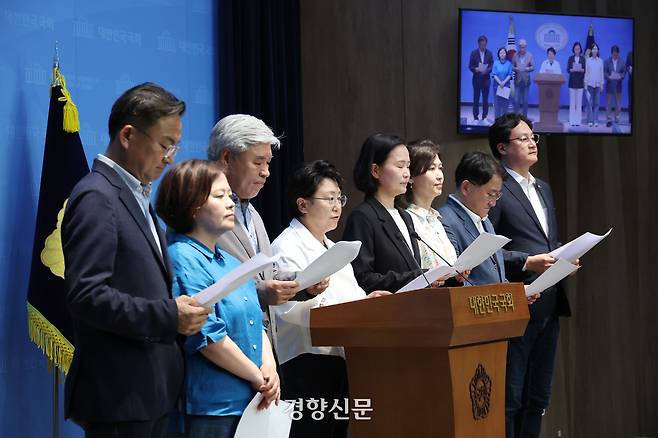 김선민 조국혁신당 대표 권한대행을 비롯한 의원들이 지난 8일 국회 소통관에서 이재명 대통령에 대한 재판 중단을 촉구하는 기자회견을 하고 있다. 한수빈 기자
