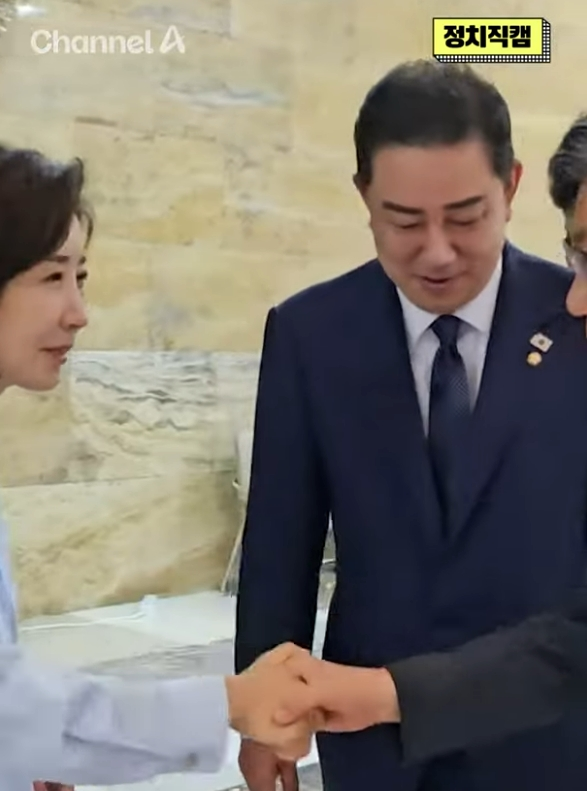 김병기 더불어민주당 대표 직무대행 겸 원내대표가 1일 나경원 국민의힘 의원의 국회 농성장을 찾은 모습. 채널A유튜브 갈무리