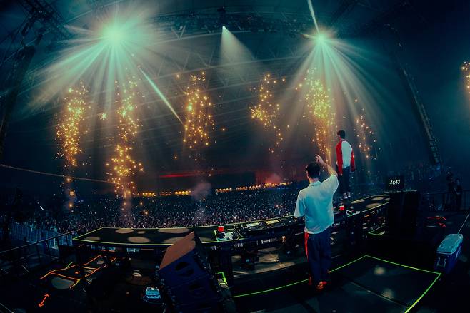 지난달 29일 일본 지바현 마쿠하리 멧세에서 열린 월드디제이페스티벌 무대에 오른 체인스모커스. 비이피씨탄젠트 제공