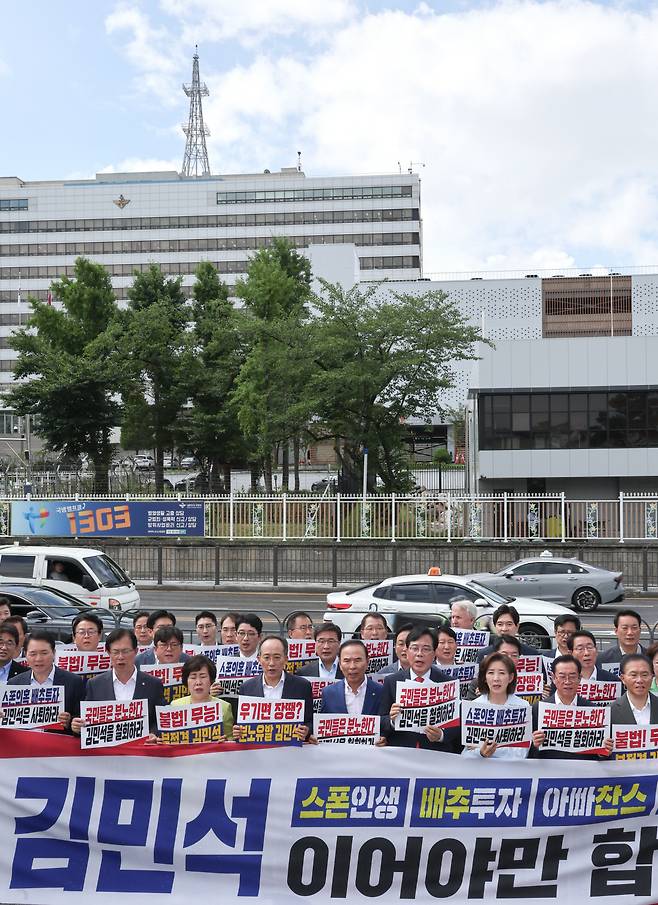‘국회 농성’ 나경원 의원까지 송언석 비상대책위원장 겸 원내대표를 비롯한 국민의힘 의원들이 1일 서울 용산 대통령실 앞에서 열린 현장 의원총회에서 김민석 국무총리 후보자 지명 철회를 요구하는 구호를 외치고 있다. 연합뉴스