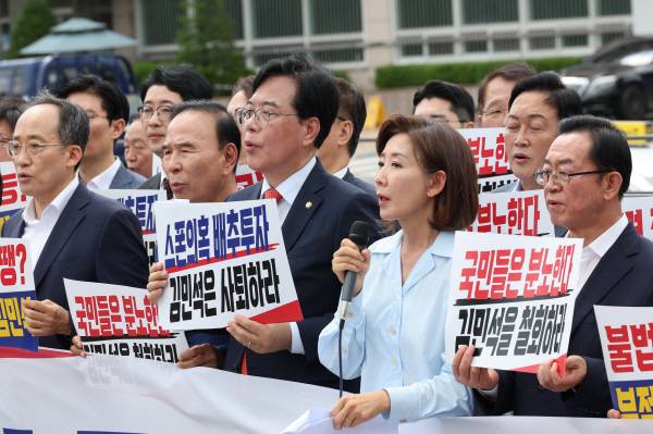 국민의힘 나경원 의원이 1일 서울 용산 대통령실 앞에서 열린 현장 의원총회에서 발언하고 있다. 연합뉴스