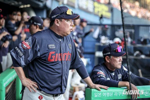 이번 주 2·4위 LG, KIA와 맞대결을 앞두고 롯데 김태형 감독은 ‘승수’를 강조했다. 사진은 지난달 8일 두산전에서 경기를 지켜보는 김태형 감독 모습. 롯데 자이언츠 제공