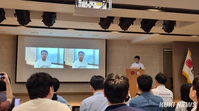 한영섭 AX기술그룹 AI테크랩(Lab)장이 6월 26일 LG서울역빌딩에서 열린 ‘LG유플러스 AI 보안 기술 설명회’에서 ‘안티딥페이크(Anti-Deepfake)’ 기술에 대해 설명하고 있다. 김재민 기자&nbsp;