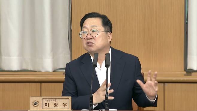 이장우 대전시장이 1일 확대간부회의를 주재하고 있다. 사진=라이브 방송 캡처