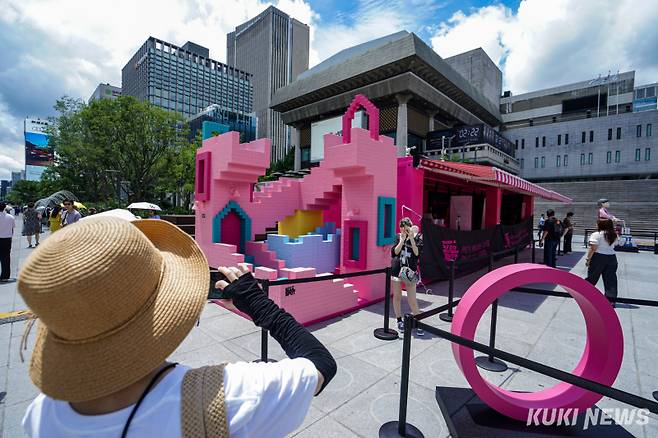 외국인 관광객들이 1일 서울 종로구 광화문광장에서 열리고 있는 '2025 K콘텐츠 서울여행주간: 오징어게임 팝업 광화문' 행사장에서 기념사진을 촬영하고 있다.