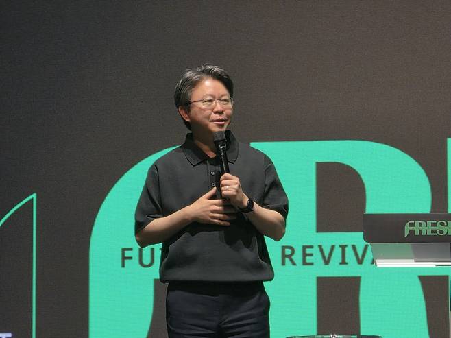 황덕영 목사가 30일 경기도 안양 새중앙교회에서 변화된 선교의 흐름을 설명하고 있다.