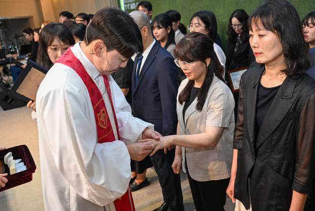 이 목사가 비전선교사들에게 반지를 끼워주는 모습. 인천=신석현 포토그래퍼