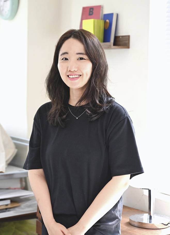 전지 리프로덕션 대표가 최근 서울 마포구 아트워커 플랫폼 사무실에서 포즈를 취하고 있다. 신석현 포토그래퍼