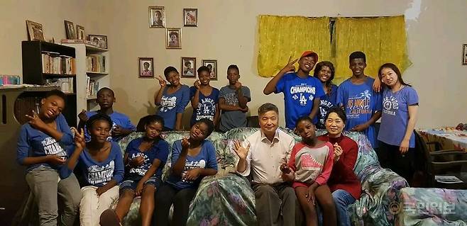 노록수(앞줄 오른쪽 세번째) 선교사 부부와 자녀들이 남아공 픽스버그의 엔젤스홈에서 단체사진을 촬영하고 있다. 노록수 선교사 제공