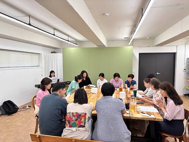 마신희 신촌평광교회 목사가 30일 서울 종로구 한국교회100주년기념관에서 열린 ‘제109회기 선교형교회 개척사례 공모전’에서 교회 사역을 발표하고 있다. 아래 사진은 신촌평광교회가 운영 중인 지역 학부모 간담회 모습. 신석현 포토그래퍼, 신촌평광교회 제공