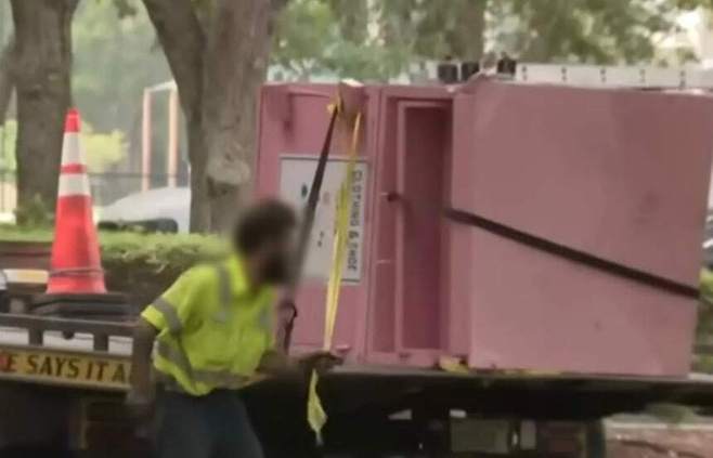 여성 노숙자가 갇혀 숨진 헌옷 수거함이 옮겨지고 있는 모습.CBS 마이애미방송 캡처