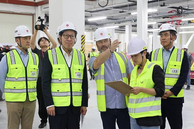 1일 박형준 부산시장이 강서구 롯데쇼핑 자동화물류센터를 방문해 관계자들과 현장을 둘러보고 있다. 부산시 제공