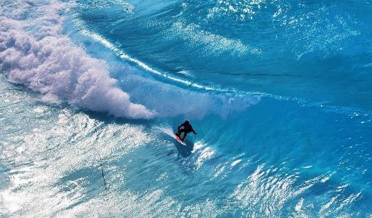 파도 가르는 서퍼. 사진[연합뉴스]
