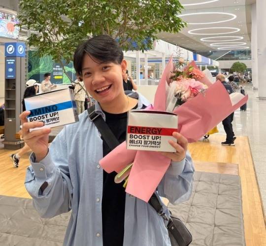 입국 후 꽃다발 받은 정관장의 아시아쿼터 선수 위파위 / 정관장 배구단 제공