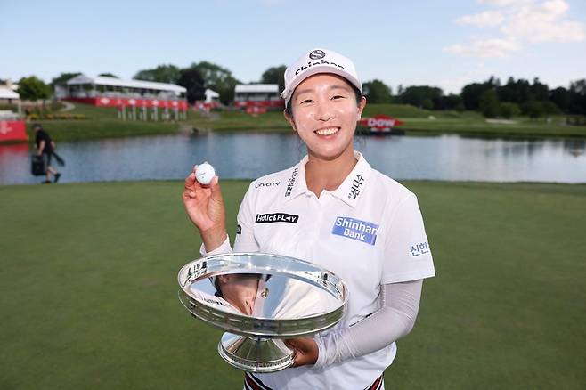 도우 챔피언십 정상에 오른 뒤 우승컵과 공을 들고 포즈를 취하고 있는 임진희. AFP 연합뉴스