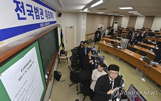 경기도 고양시 사법연수원에서 열린 전국법관대표회의에서 의장을 맡은 김예영 서울남부지법 부장판사(앞줄 오른쪽 세번째)를 비롯한 참석자들이 국기에 경례를 하고 있다. 2025.5.26 [사진 = 연합뉴스]