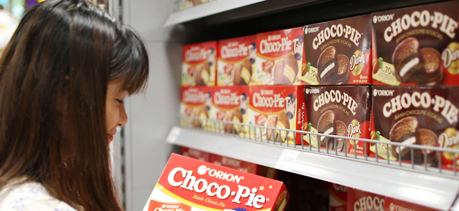 베트남 호치민의 한 대형마트에 오리온 초코파이가 진열되어 있다. [사진 = 오리온]