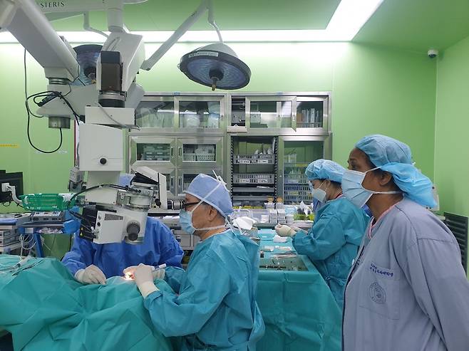 현대차 정몽구 재단은 2013년부터 '온드림 해외 실명 예방 사업'에도 꾸준히 기부를 이어오고 있다. 고려대 의료원이 마다가스카르 의료진을 초청해 최신 백내장 수술 기술을 전수하고 있다.  현대차 정몽구재단