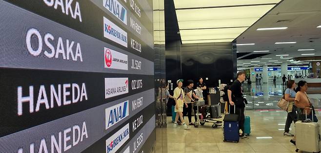 김포공항 국제터미널 전광판에 오사카와 도쿄로 향하는 항공편이 써 있다. [이승환 기자]