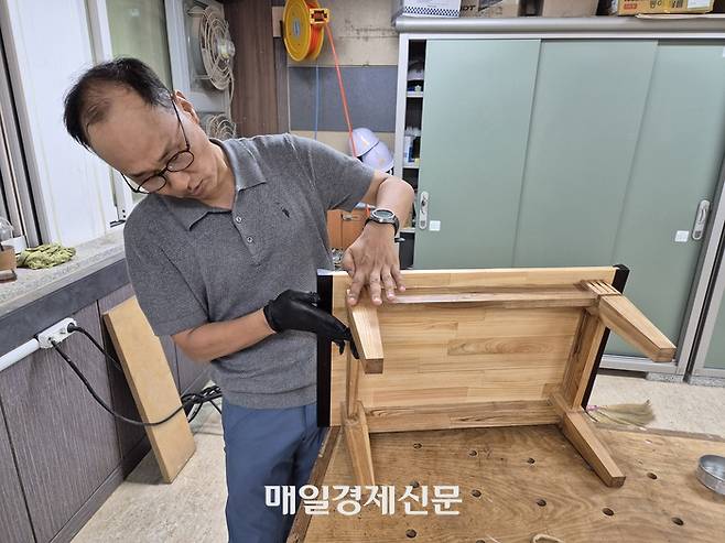한국폴리텍대 서울 강서캠퍼스에서 실내건축디자인과의 곽동훈 씨(55)가 가구 제작을 하고 있다. 차창희 기자