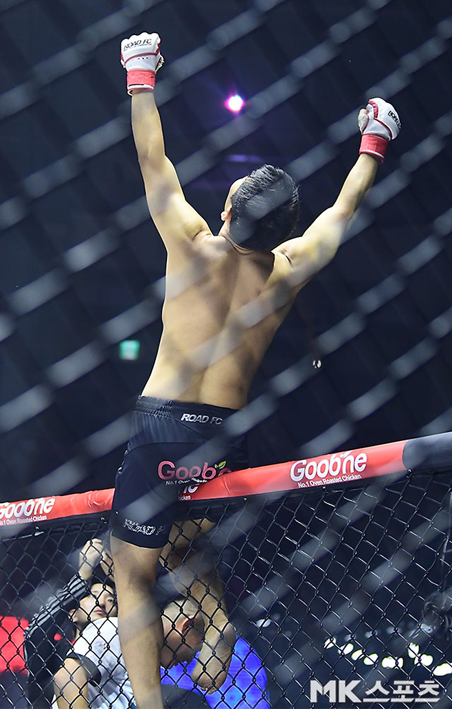 개그맨 윤형빈이 2025년 6월 서울특별시 장충체육관 로드FC 73 종합격투기 스페셜 이벤트 매치 승리 후 기뻐하고 있다. 사진(서울 장충동)=김영구 기자